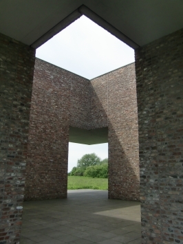 Raketenstation Hombroich : Haus für Biophysik, Durchgang, interessante architektonische Perspektive